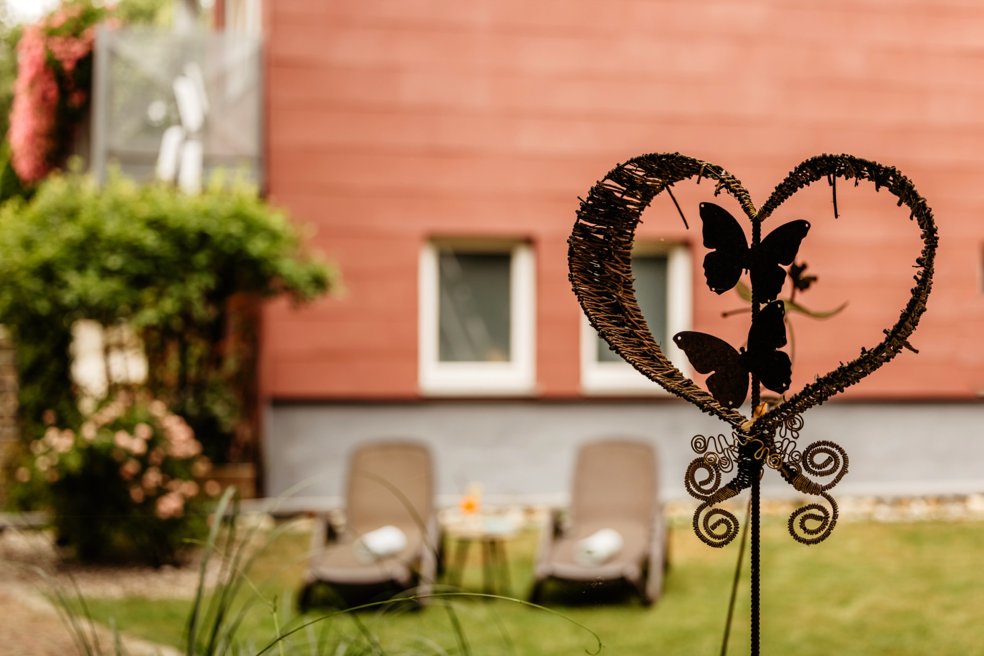 Gartenanlage mit Liegestühlen im Kur- und Thermenhotel San Andreas